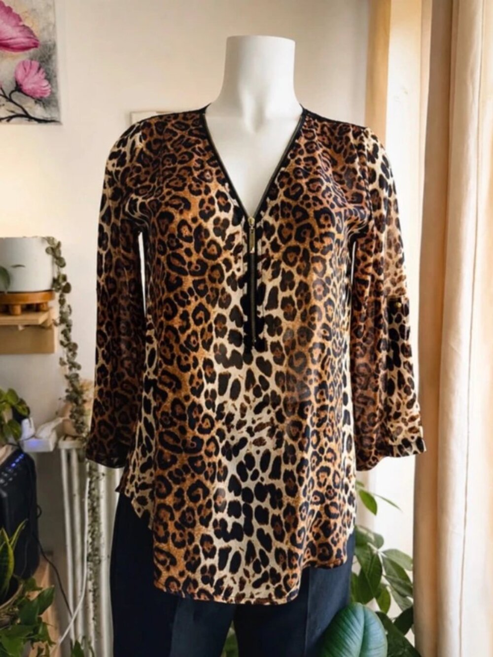 Elegant leopard print blouse with lace details – Size M